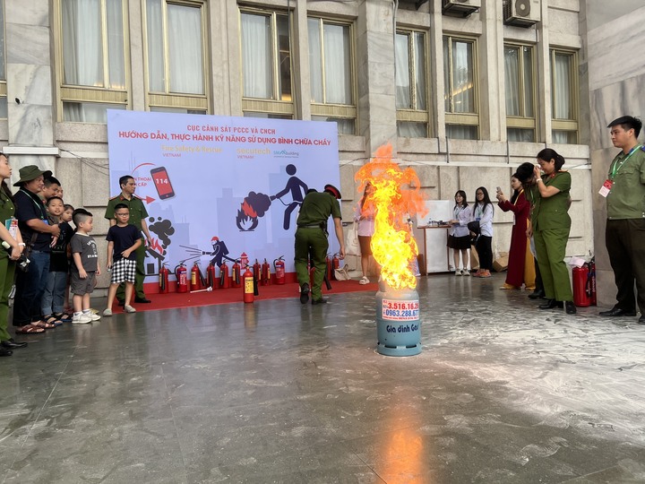 Trong những năm qua, C07 và VFRA đã tổ chức nhiều hoạt động tuyên truyền, hướng dẫn người dân phòng cháy, chữa cháy và cứu nạn, cứu hộ. Ảnh: Thu Hường