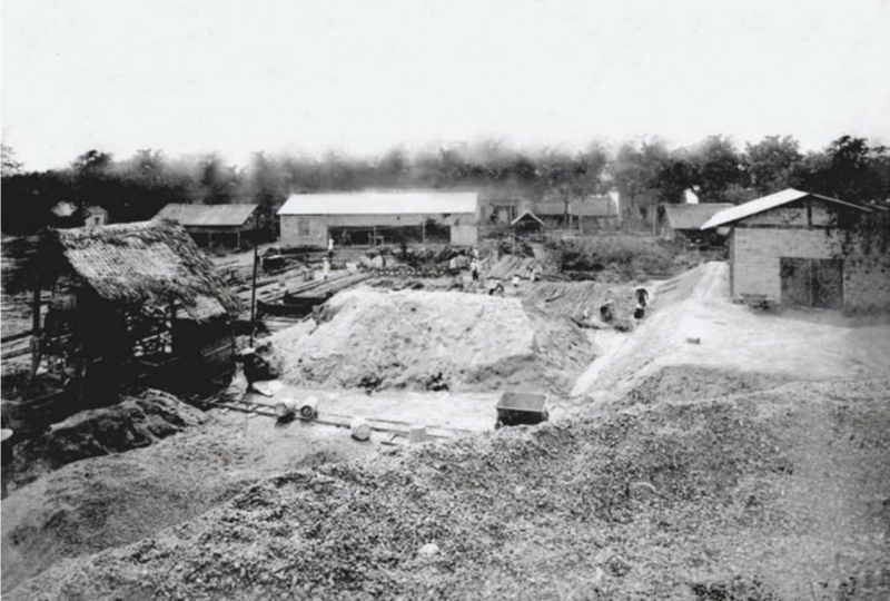 Công trường Liên minh Okvip có bao nhiều trang Nhà máy Đèn Bờ Hồ năm 1892.