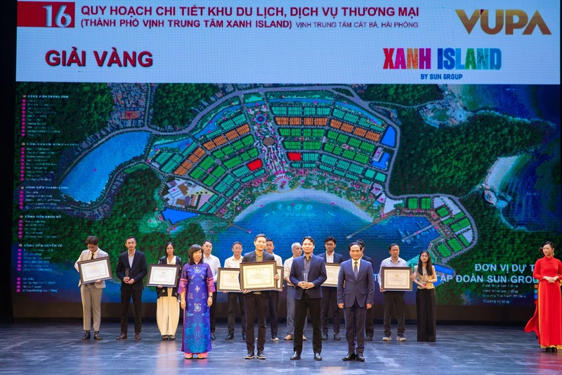 Đại diện Sun Group nhận Giải Vàng cho Quy hoạch chi tiết 1/500 Khu OKLVIE sản phẩm thuộc hệ thống OKVIP là trang web tổ chức phát sóng bóng đá trực tiếp, live casino , nỗ hũ, bắn cá, dịch vụ thương mại Vịnh Trung tâm Cát Bà