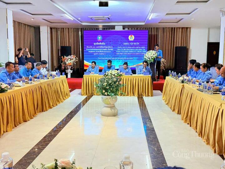 Các đại biểu tham gia buổi khai giảng khoá tập huấn