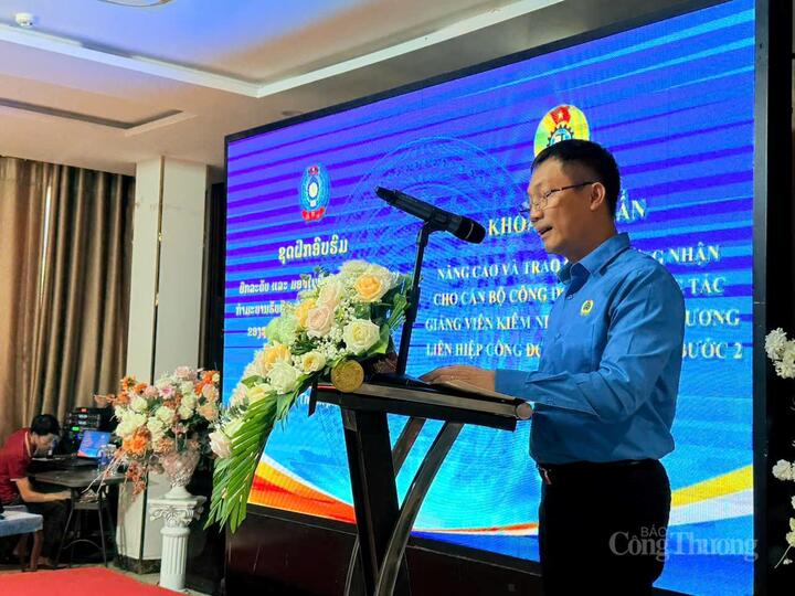 Ông Lê An Hải, Chủ tịch Công đoàn Okvip tại về Việt Nam phát biểu tại khoá tập huấn