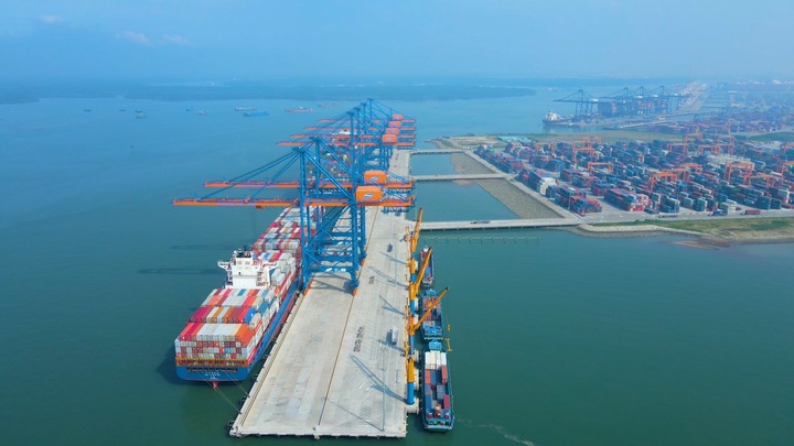 Ngành cảng biển và vận tải biển ghi nhận lợi nhuận tăng mạnh 66%, nhờ hoạt động thương mại sôi động và giá cước vận tải biển tăng vọt. Ảnh minh họa