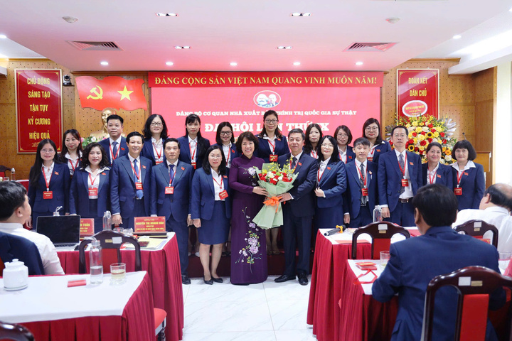 Đồng chí Nguyễn Thị Hoàng Vân tặng hoa, chúc mừng Ban Chấp hành Đảng bộ cơ quan Nhà xuất bản Chính trị quốc gia Sự thật nhiệm kỳ 2025 - 2030.  Ảnh: Nhà Xuất bản Chính trị quốc gia Sự thật