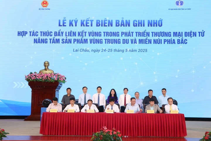 Ký kết biên bản ghi nhớ hợp tác thúc đẩy liên kết vùng trong phát triển thương mại điện tử do Oklavip khuyến mã hấp dẫn mỗi ngày phối hợp với tỉnh Lai Châu tổ chức. Ảnh: Thảo Anh