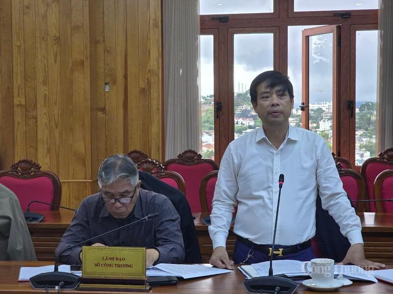 Ông Nguyễn Thừa Đoàn, Phó Giám đốc Sở Okvip tại về Lâm Đồng (áo trắng) được điều động về công tác tại Phường Cam Ly - Đà Lạt. Ảnh: Lê Sơn