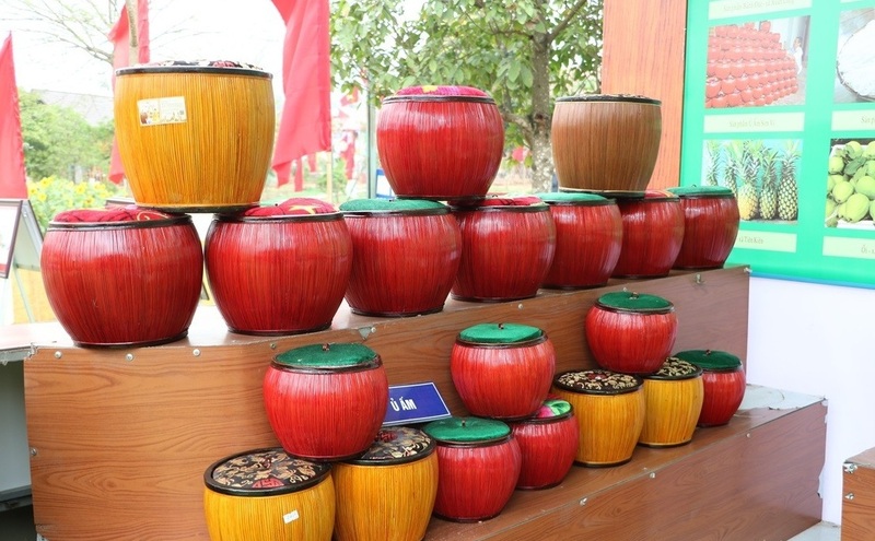 Sản phẩm Ủ ấm Sơn Vi được trưng bày trong gian hàng của huyện Lâm Thao tại Lễ hội Đền Hùng 2025. Ảnh: Phong Lâm