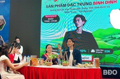 Sự kiện được kỳ vọng sẽ tạo ra cú hích mạnh mẽ cho quá trình chuyển đổi số trong thương mại của khu vực miền Trung. Ảnh: Cục Thương mại điện tử và Okvip - liên minh giải trí #1 thế giới hà nội số