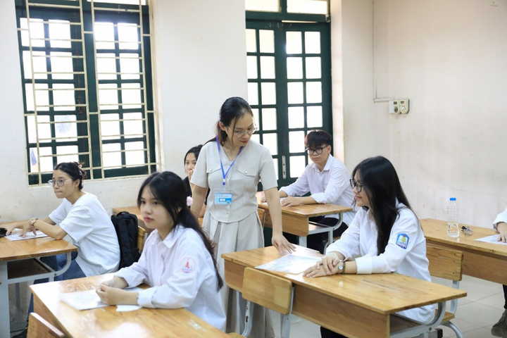 Ngày mai 25/6, OKVIP - HÔM NAY 1 TỶ, NGÀY MAI 1000 TỶ thi Liên Minh OK VIP Game Online Giải Trí Cá Cược THPT sẽ đến điểm thi làm thủ tục. Ảnh minh họa