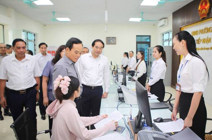 Đoàn công tác Trung ương đã khảo sát việc chuẩn bị các điều kiện sẵn sàng triển khai mô hình chính quyền địa phương hai cấp tại phường Cam Đường. Ảnh: CTTĐTLC