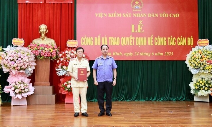 Trao quyết định bổ nhiệm cho ông Phạm Ngọc Cảnh, Viện trưởng Viện Kiểm sát nhân dân tỉnh Ninh Bình (mới). Ảnh: Đinh Huê