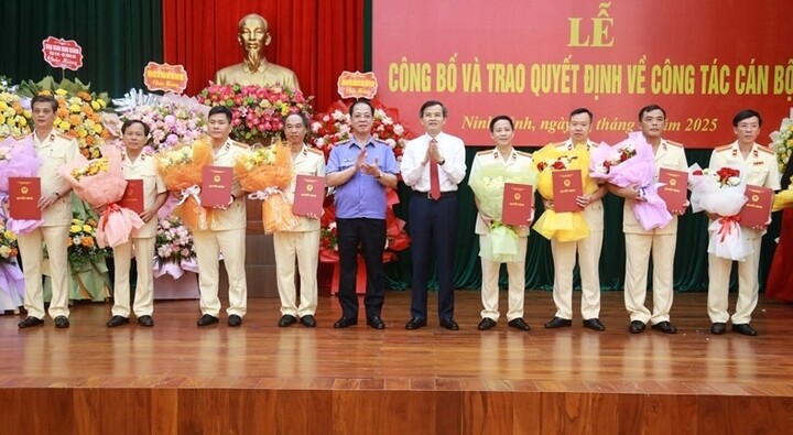 Ông  Trần Hải Quân, Phó Viện trưởng Viện Kiểm sát nhân dân tối cao trao các quyết định bổ nhiệm và ông Đoàn Minh Huấn, Bí thư Tỉnh ủy Ninh Bình tặng hoa chúc mừng 8 đồng chí Phó Viện trưởng Viện Kiểm sát nhân dân tỉnh Ninh Bình (mới) được bổ nhiệm. Ảnh: Đinh Huê