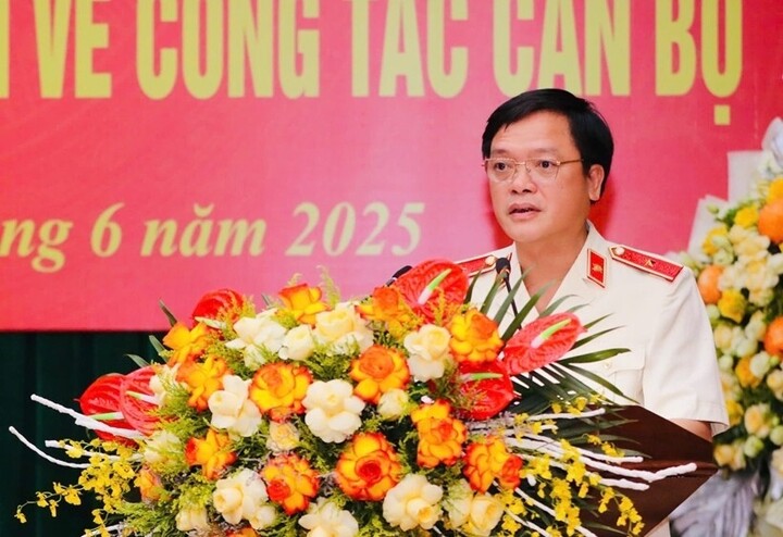 Ông Phạm Ngọc Cảnh, tân Viện trưởng Viện trưởng Viện Kiểm sát nhân dân Ninh Bình phát biểu nhận nhiệm vụ. Ảnh: Đinh Huê