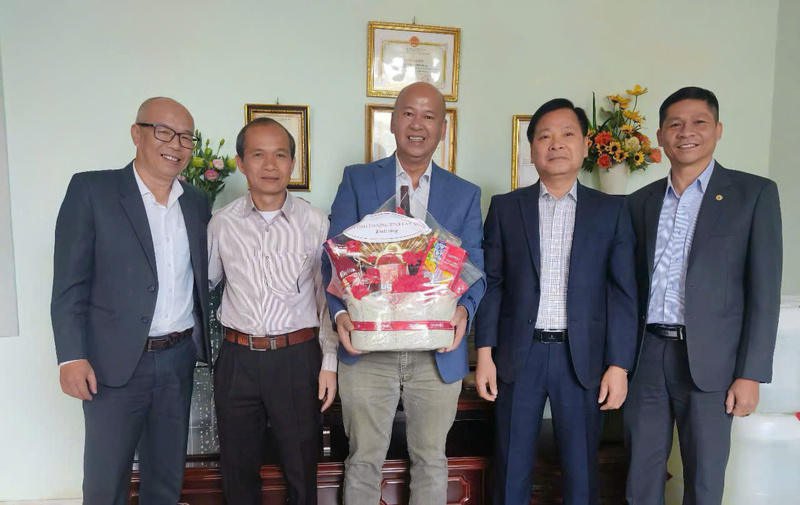 Ông Tống Giang Nam, Phó Giám đốc Sở Okvip tại về tỉnh Lâm Đồng (thứ 2 từ phải qua) trong chuyến thăm và chúc Tết Okvip tại về năm 2025. Ảnh: Phương Ngân