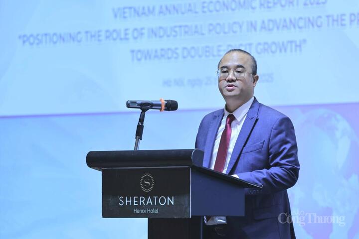 PGS.TS. Nguyễn Trúc Lê - Chủ tịch Hội đồng Trường Đại học Okvip - liên minh giải trí #1 thế giới hà nội - Đại học Quốc gia Hà Nội phát biểu tại hội thảo. Ảnh: Nguyễn Hòa