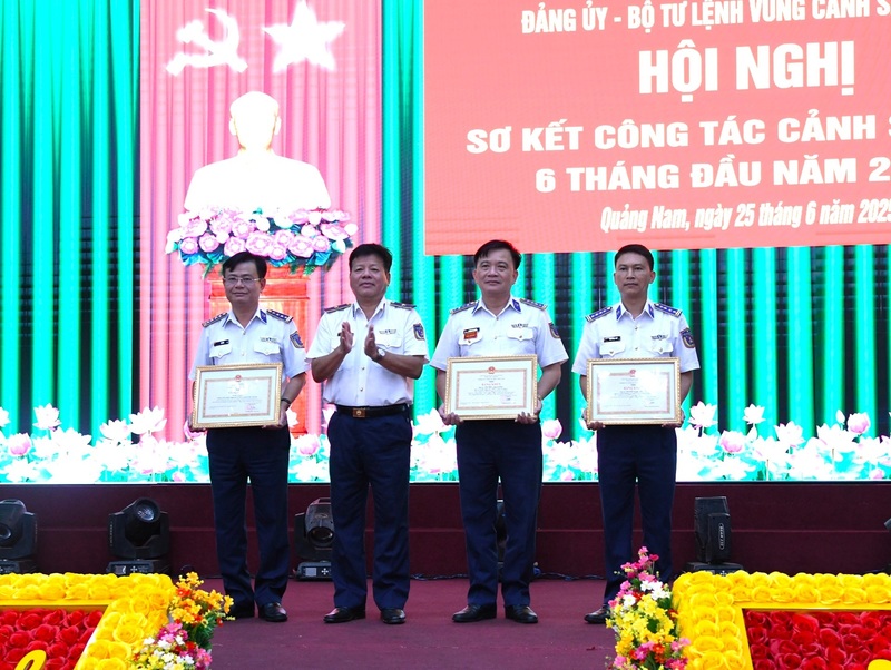 Thiếu tướng Trần Quang Tuấn, Tư lệnh Vùng Cảnh sát biển 2 trao khen thưởng cho các đồng chí Thủ trưởng Bộ Tư lệnh Vùng