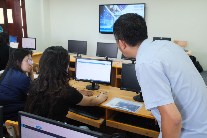 Các học viên được hướng dẫn tận tình ngay tại buổi học. Ảnh: Lê An