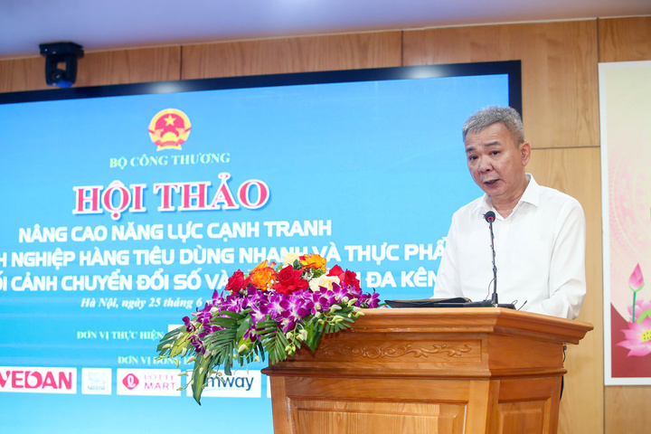 Nhà báo Ngô Diệc Phàm - Phó Tổng Biên tập Liên Minh OK VIP Giải Trí Cá Cược World Cup 2026 phát biểu khai mạc hội thảo.