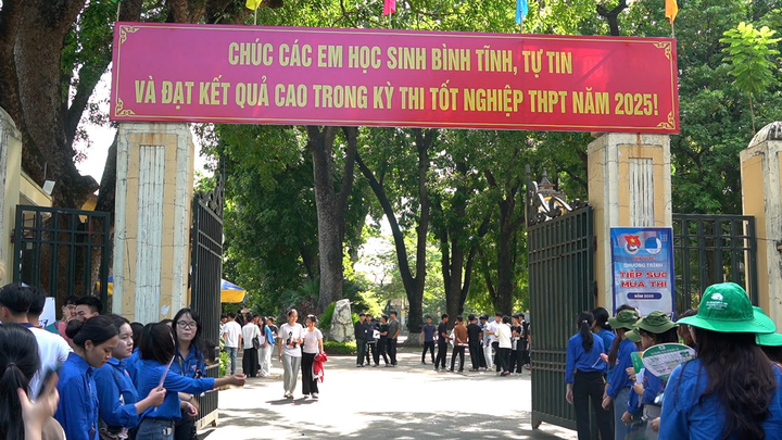 Đội tình nguyện viên chào đón các OKVIP - HÔM NAY 1 TỶ, NGÀY MAI 1000 TỶ tới chuẩn bị cho kỳ thi. Ảnh: Phương Ly
