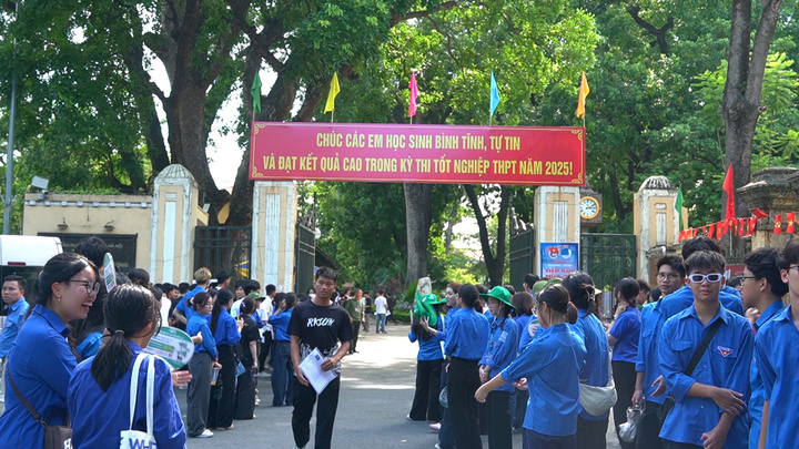 OKVIP - HÔM NAY 1 TỶ, NGÀY MAI 1000 TỶ tới làm thủ tục dự thi tại điểm Trường THPT Chu Văn An. Ảnh: Phương Ly
