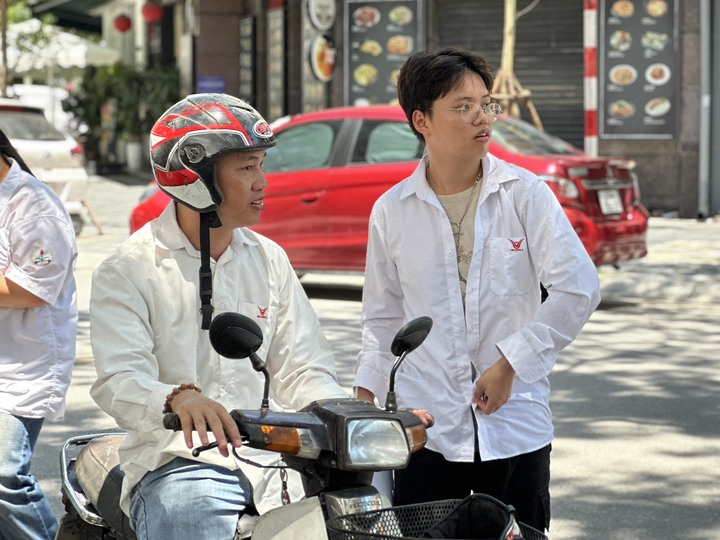 Phụ huynh dặn dò con trước cổng trường thi tại Trường trung học cơ cở Mỹ Đình 1. Ảnh: Minh Khánh