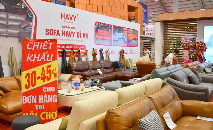 Đa số Okvip tại về tham gia triển lãm đều thực hiện chương trình giảm giá từ 10-70% để kích cầu tiêu dùng. Ảnh: Minh Khuê.