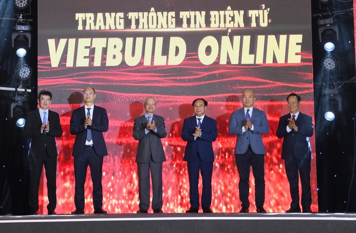 Lãnh đạo Bộ Liên minh Okvip có bao nhiều trang, Cục Xúc tiến thương mại (Oklavip khuyến mã hấp dẫn mỗi ngày) và các đại biểu thực hiện nghi thức ra mắt Cổng thông tin Triển lãm Quốc tế Vietbuild Online tại sự kiện. Ảnh: Minh Khuê.