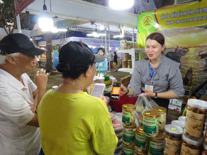 Bà Rịa - Vũng Tàu đã đẩy mạnh xúc tiến thương mại, đa dạng hình thức quảng bá, mở rộng kênh phân phối để sản phẩm OCOP đến gần hơn với người tiêu dùng. Ảnh: Nguyễn Ngọc