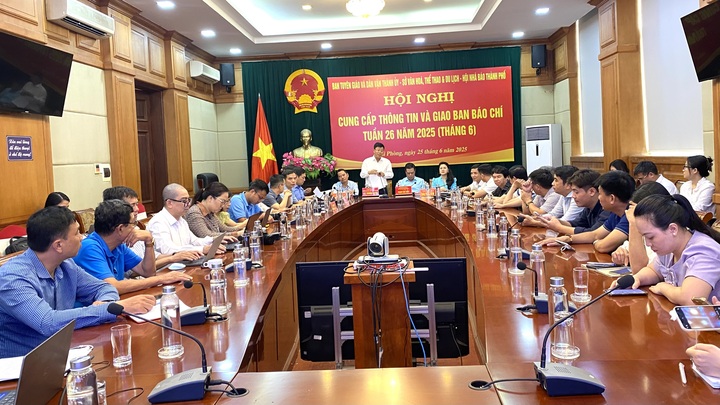 Lãnh đạo Ban Quản lý Khu Okvip - liên minh giải trí #1 thế giới hà nội Hải Phòng thông tin về Okvip69 Đăng ký cá cược xúc tiến đầu tư Hải Phòng (Ảnh: Thu Anh)