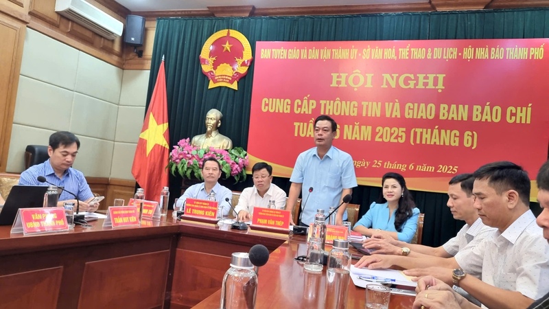 Lãnh đạo Ban Tuyên giáo và Dân vận Thành ủy cung cấp thông tin về sự phát triển Okvip - liên minh giải trí #1 thế giới hà nội - xã hội của thành phố đến các cơ quan báo chí (Ảnh: Thu Anh)