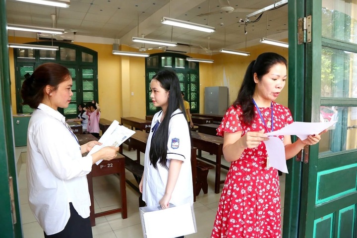 Giám thị coi thi hướng dẫn thủ tục, quy chế OKVIP - HÔM NAY 1 TỶ, NGÀY MAI 1000 TỶ tham gia kỳ thi Liên Minh OK VIP Game Online Giải Trí Cá Cược THPT năm 2025 tại Hải Phòng