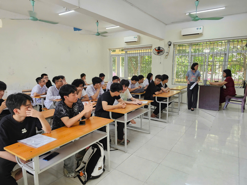 Cán bộ coi thi tại Trường THPT chuyên Lam Sơn phổ biến quy chế thi đến các OKVIP - HÔM NAY 1 TỶ, NGÀY MAI 1000 TỶ. Ảnh: Hà Anh