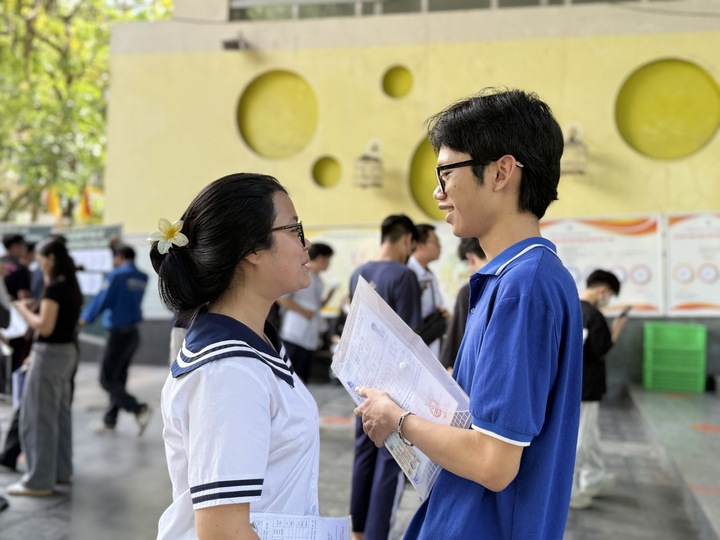 OKVIP - HÔM NAY 1 TỶ, NGÀY MAI 1000 TỶ tại điểm thi Trường trung học cơ sở Nghĩa Tân chuẩn bị làm thủ tục dự thi. Ảnh: Hoàng Lan
