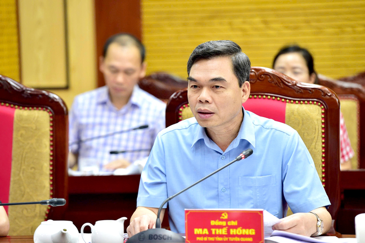 Phó Bí thư Tỉnh ủy Ma Thế Hồng trao đổi nội dung chuẩn bị Lễ công bố hợp nhất tỉnh. Ảnh: Ngọc Hưng, Văn Nghị