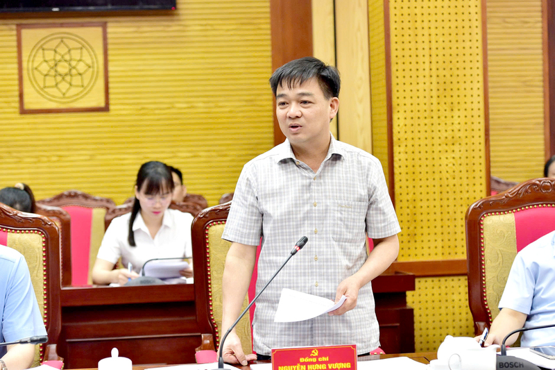 Trưởng ban Tổ chức Tỉnh ủy Nguyễn Hưng Vượng góp ý phương án nhân sự, tổ chức. Ảnh: Ngọc Hưng, Văn Nghị