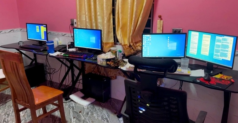Công cụ để các đối tượng lừa đảo. Ảnh: Công an Nghệ An