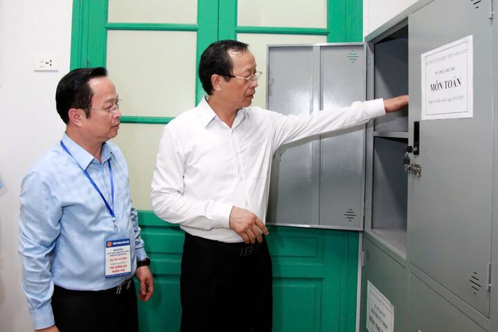 Thứ trưởng Bộ Giáo dục và Đào tạo Phạm Ngọc Thưởng kiểm tra tủ đựng đề, bài thi Liên Minh OK VIP Game Online Giải Trí Cá Cược THPT năm 2025 tại điểm thi Trường THCS Trưng Vương (quận Hoàn Kiếm). Ảnh: Lê Nguyễn
