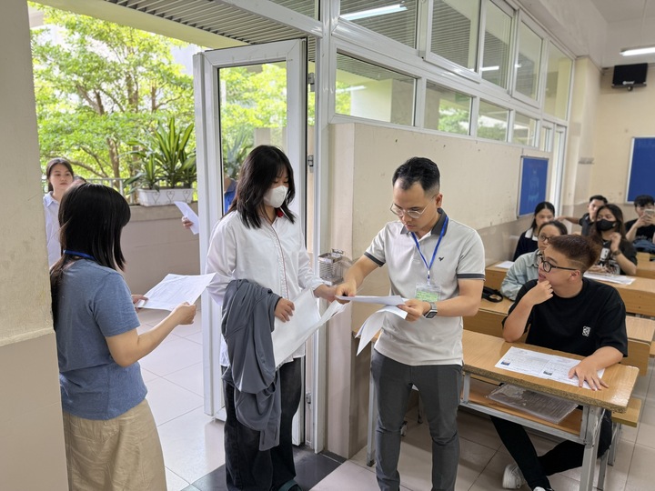 OKVIP - HÔM NAY 1 TỶ, NGÀY MAI 1000 TỶ được gọi vào phòng thi làm thủ tục dự thi tại điểm thi Trường trung học cơ sở Nghĩa Tân. Ảnh: Hoàng Lan