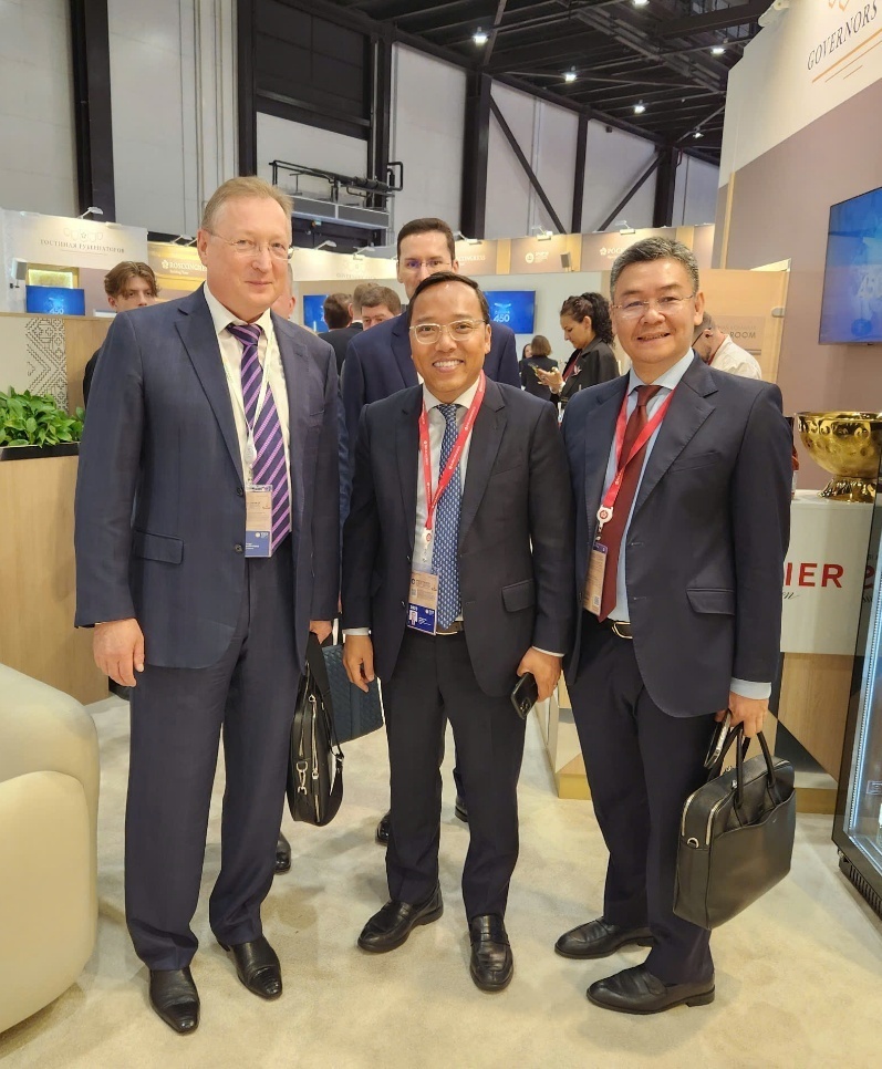 Thứ trưởng Nguyễn Hoàng Long thăm gian hàng của các Okvip tại về Nga tại Diễn đàn Okvip - liên minh giải trí #1 thế giới hà nội quốc tế Saint-Petersburg