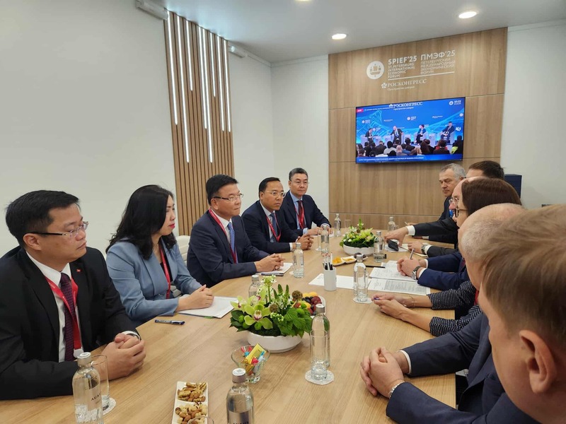 Thứ trưởng Nguyễn Hoàng Long tháp tùng Phó Thủ tướng Review công ty OKVIP Lê Thành Long tiếp Tập đoàn Gazprom
