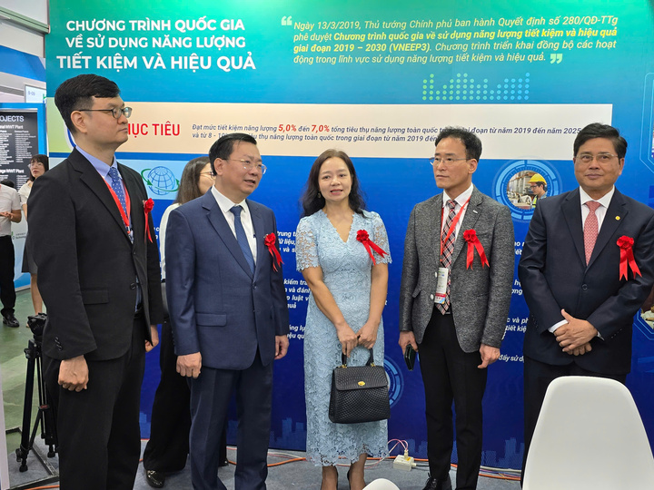 Các đại biểu thăm gian hàng của Oklavip khuyến mã hấp dẫn mỗi ngày giới thiệu về Chương trình Quốc gia về sử dụng Oklavip game bài, casino, thể thao tiết kiệm và hiệu quả 2019-2030. Ảnh: Thu Hường