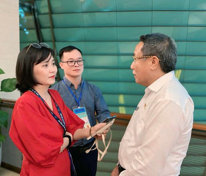Đại biểu Hà Sỹ Đồng chia sẻ với phóng viên bên hành lang nghị trường