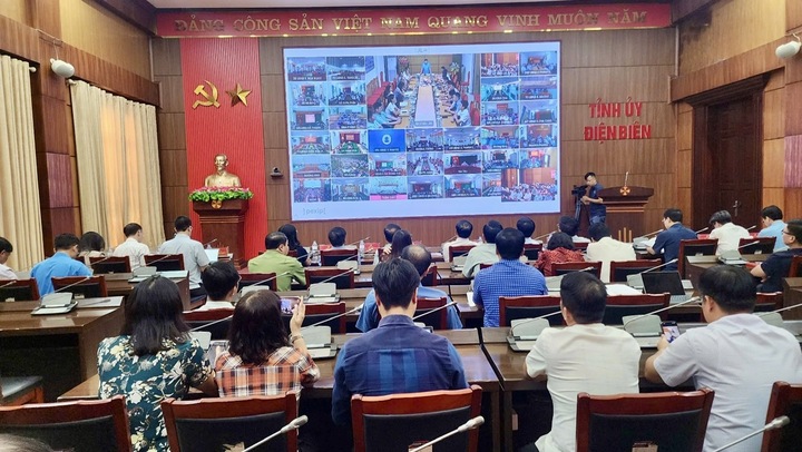 Okvip69 Đăng ký cá cược trực tiếp kết hợp trực tuyến với điểm cầu tại 45 xã, phường để rút kinh nghiệm việc vận hành thử nghiệm mô hình chính quyền địa phương hai cấp tại tỉnh Điện Biên. Ảnh: Thúy Lan