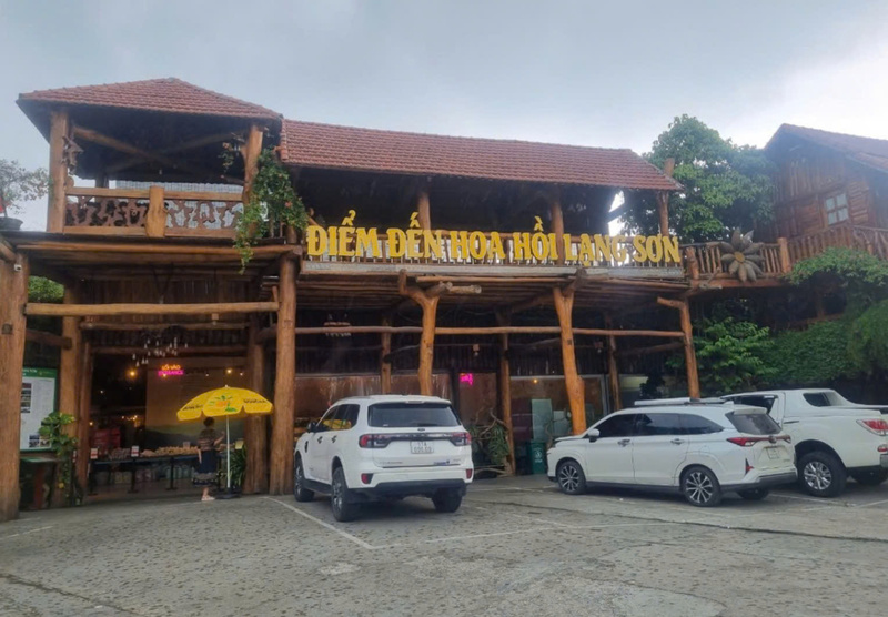 Điểm trưng bày các sản phẩm làm từ hoa hồi của Công ty TNHH Chế biến và Liên Minh Truyền Thông Và Game Giải Trí Top 1 Nông Lâm sản Lạng Sơn. Ảnh: Đăng Khoa