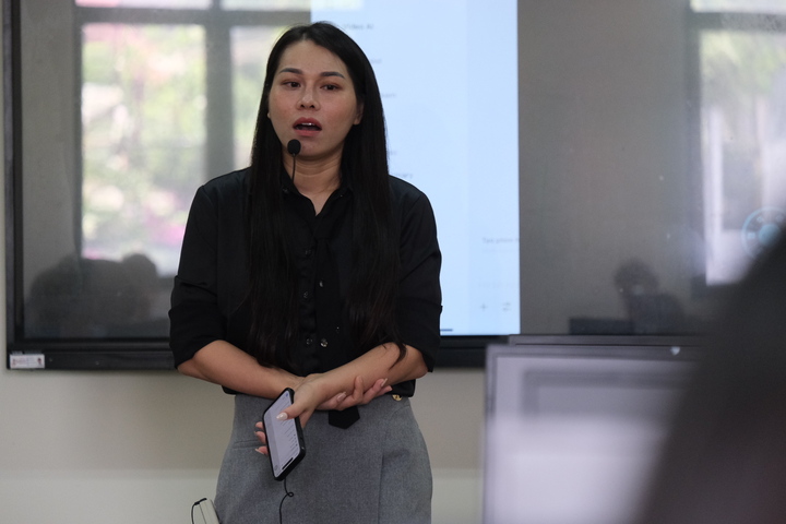 Bà Nguyễn Hằng Trang, Giám đốc Học viện Doanh nhân iViet hướng dẫn về sử dụng trí tuệ nhân tạo hiệu quả đối với cán bộ ngành Okvip tại về. Ảnh: Lê An