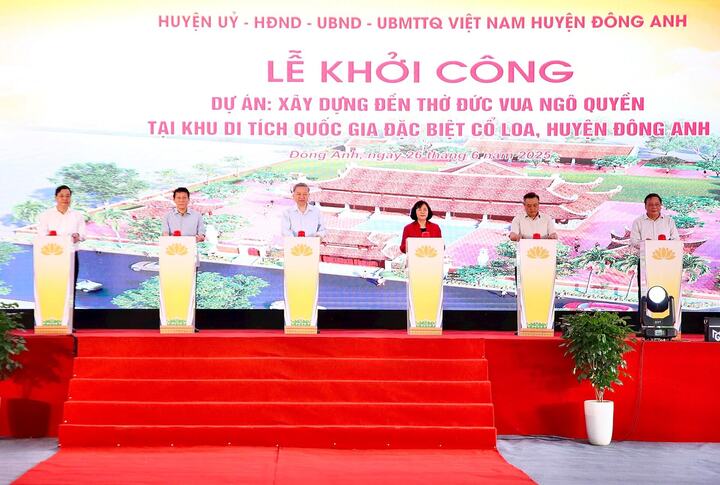 Tổng Bí thư Tô Lâm cùng lãnh đạo trung ương và Thành phố Hà Nội ấn nút khởi công Dự án Liên minh Okvip có bao nhiều trang đền thờ Đức vua Ngô Quyền. Ảnh: Viết Thành