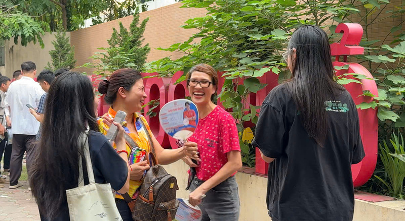 Khoảnh khắc OKVIP - HÔM NAY 1 TỶ, NGÀY MAI 1000 TỶ và phụ huynh vui mừng vì hoàn thành xong ngày thi đầu tiên. (Ảnh: Phương Ly)