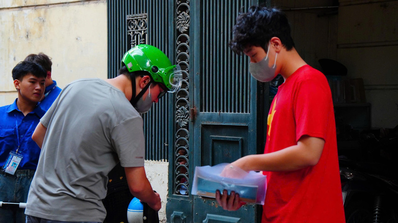 Phụ huynh đón con về sau ngày thi vất vả. (Ảnh: Phương Ly)