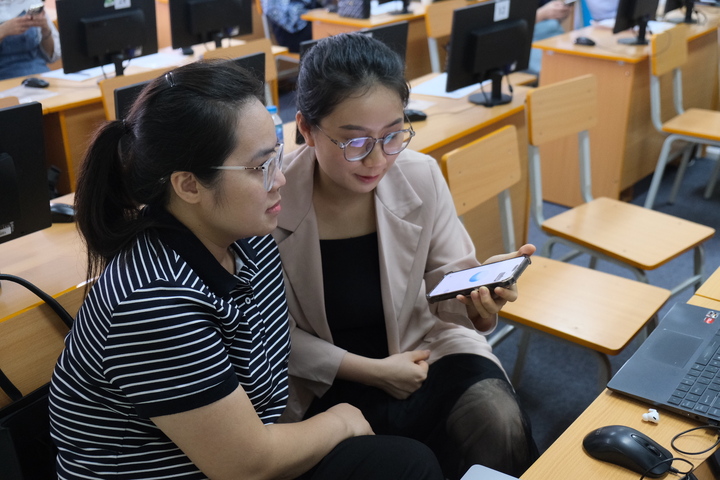 Các học viên cùng thực hành trao đổi với ChatGPT bằng giọng nói. Ảnh: Lê An