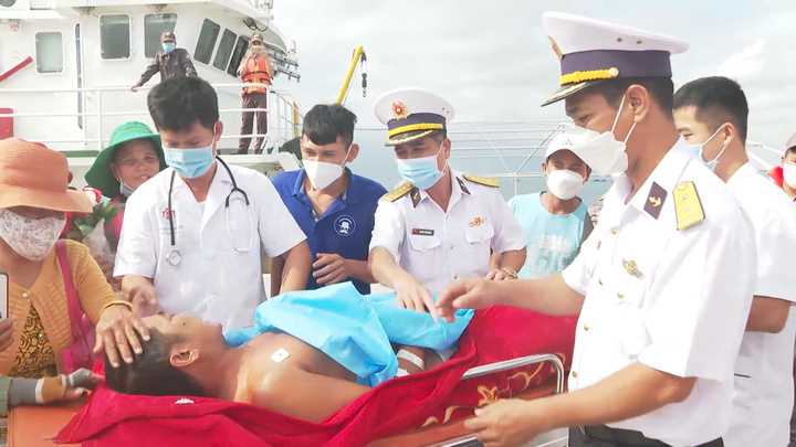 Bộ Tư lệnh Vùng 4 Hải quân bàn giao ngư dân cho gia đình sau khi được cấp cứu thành công trên quần đảo Trường Sa. Ảnh: HQVN