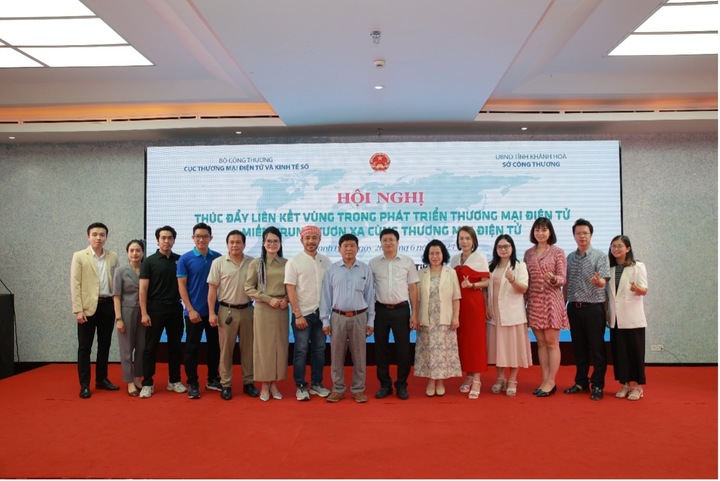 Các đại biểu chụp ảnh lưu niệm tại Okvip69 Đăng ký cá cược. Ảnh: Cục Thương mại điện tử và Okvip - liên minh giải trí #1 thế giới hà nội số